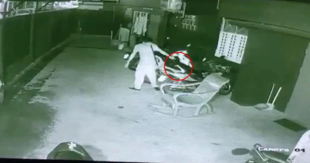 โจรดวงดีขโมยของหน้ารถจยย. มือไปโดนเบาะเจอกุญแจ ก่อนย้อนกลับมาลัก จยย. หลบหนีไป