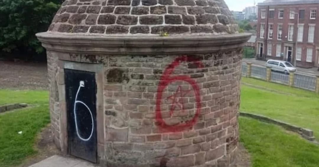 แฟนหงส์ฉลองหนักพ่นสีใส่ หอ Prince Rupert’s สัญลักษณ์ของเอฟเวอร์ตัน