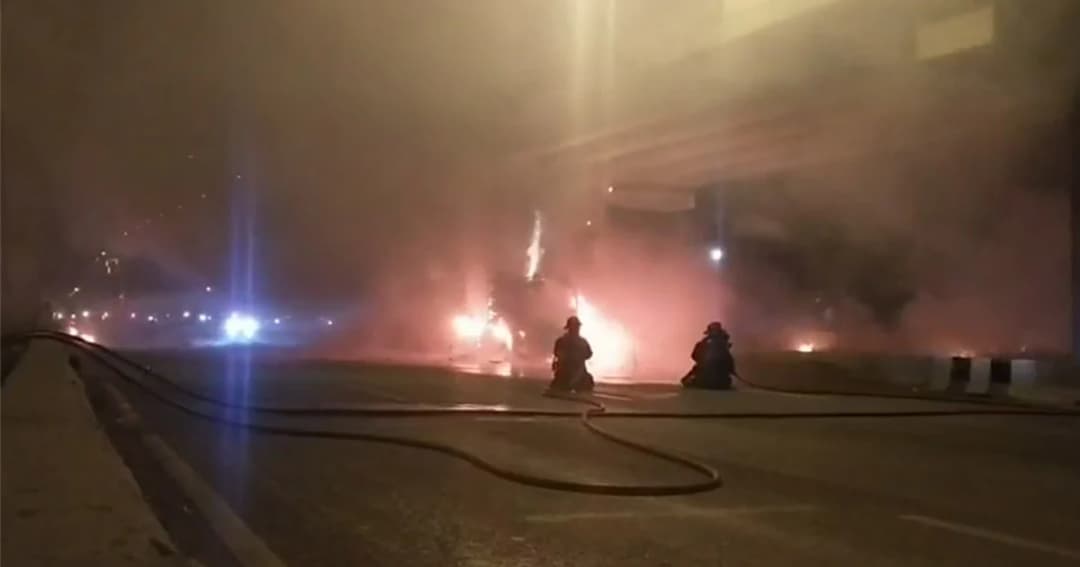 ไฟไหม้รถบรรทุกแก๊ส บนถนนบางนา-ตราด ! ถังแก๊สระเบิด ขณะกู้ภัยเข้าดับเพลิง