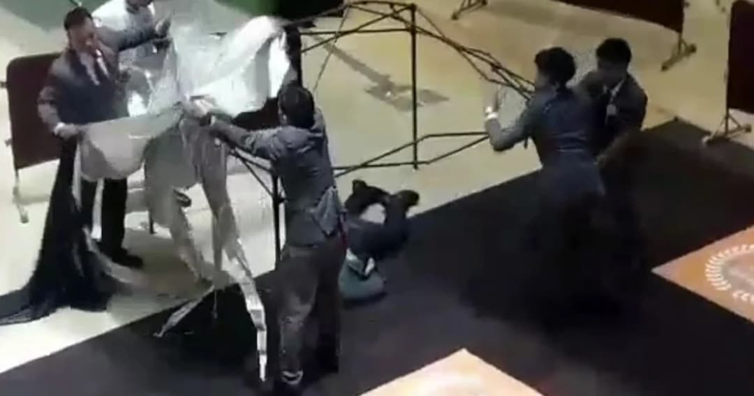 เสียชีวิตแล้วชายวัย 55 ปี ดิ่งชั้น 6 ห้างดัง ย่านราชประสงค์ เร่งหาปมเกิดเหตุ