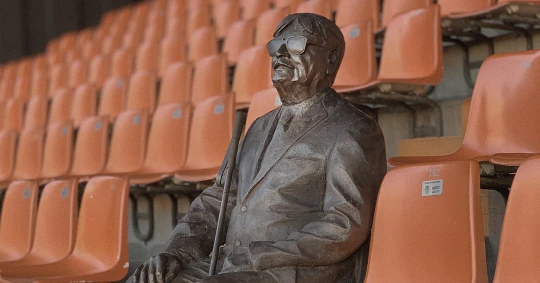 บาเลนเซียสร้างรูปปั้นแฟนบอลบนเก้าอี้ของสนาม