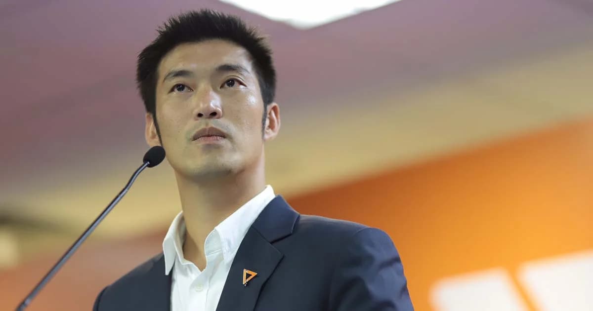 “ธนาธร” ประกาศพร้อมชิงนายกฯ รอหน้าห้องประชุมเตรียมแสดงวิสัยทัศน์