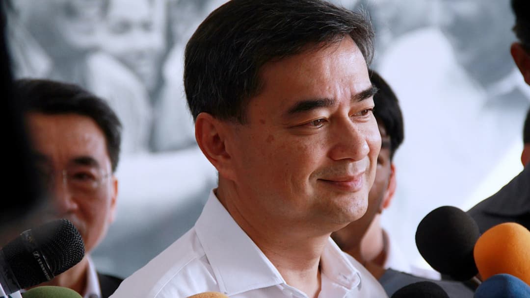 “อภิสิทธิ์” เลี่ยงตอบคำถามนักข่าว ยกมือให้ พล.อ.ประยุทธ์ หรือไม่ บอกเดี๋ยวพรุ่งนี้ก็ทราบแล้ว