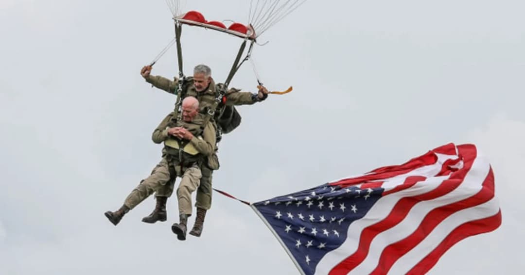 ทหารผ่านศึกสงครามโลกครั้งที่ 2 กระโดดร่มเหนือนอร์มังดีอีกครั้งรำลึกครบ 75 ปี วันดีเดย์