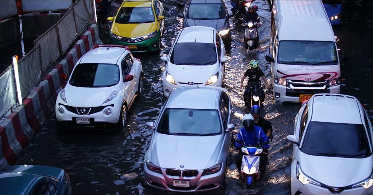 “ผู้ว่าฯ อัศวิน” ขอโทษคนกรุงเทพฯ ฝนตกน้ำท่วมไม่ได้รับความสะดวก