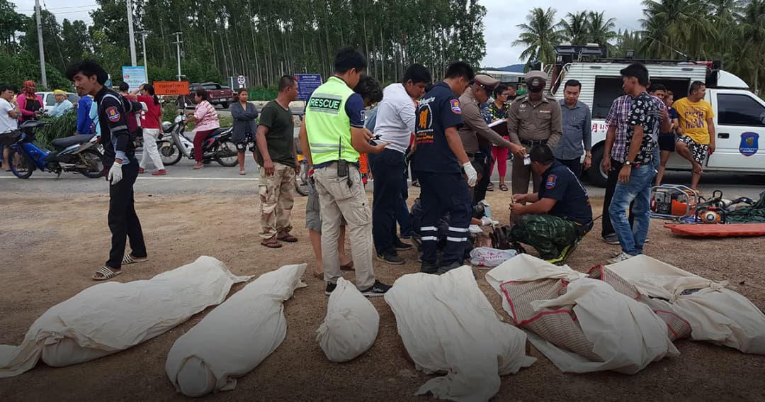 สลด! เกิดอุบัติเหตุหมู่ กระบะไม่ชินทางชนเสยรถเครนดับคาที่ 6 ศพ เจ็บอีก 3 ราย