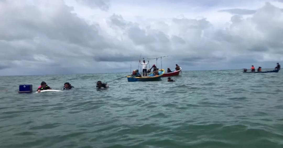 ช่วยเหลือเรือหาปลาล่ม ชาวประมง 2 คน ลอยคอกลางทะเลตราด นาน 12 ชม.