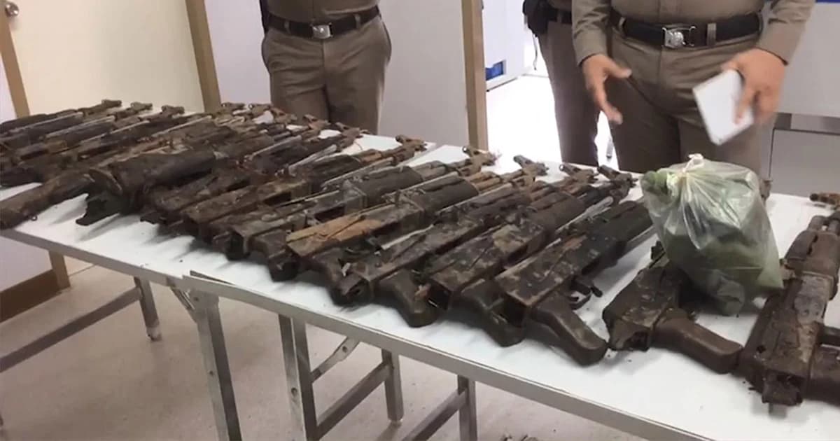 ชาวบ้านผงะ หลังแหย่ไข่มดแดง พบอาวุธสงคราม ในบ่อน้ำเพียบ