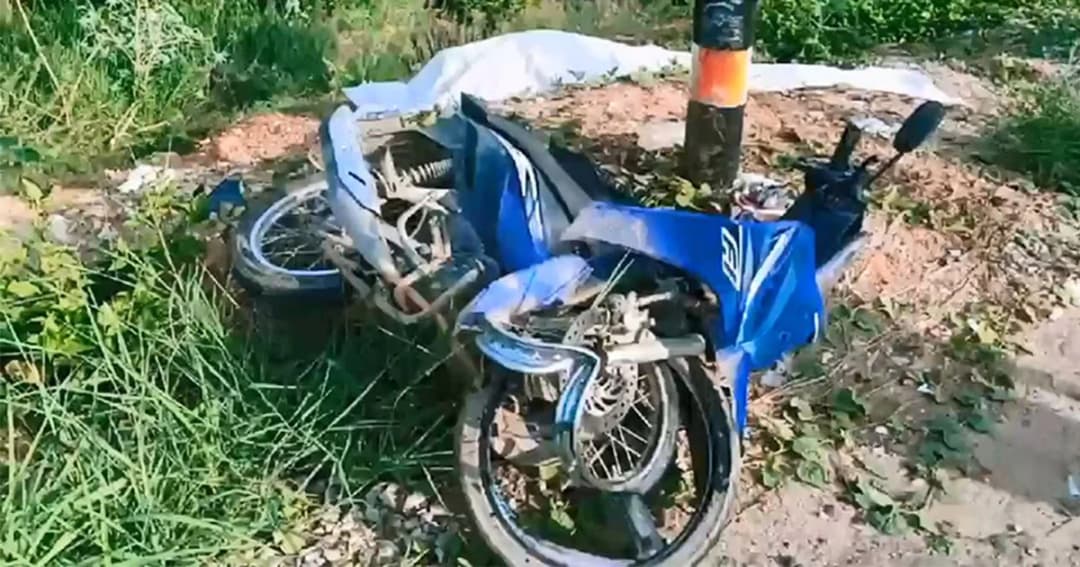 จยย.ซ้อน 3 พ่อแม่ลูก ชนเสาไฟฟ้า ! พ่อ-ลูก เจ็บสาหัส แม่เสียชีวิต