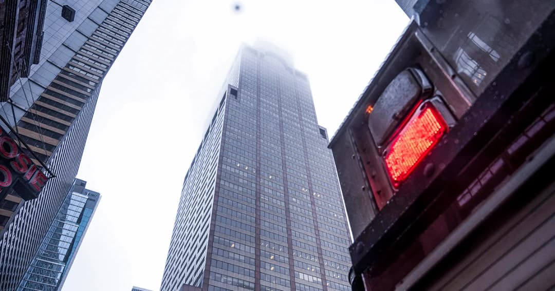 ฮ. ตกบนดาดฟ้าตึกในนิวยอร์ก นักบินเสียชีวิต 1 ราย