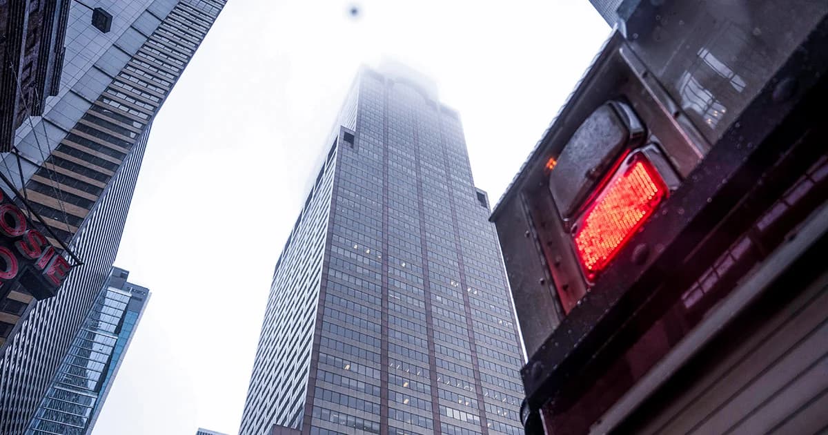 ฮ. ตกบนดาดฟ้าตึกในนิวยอร์ก นักบินเสียชีวิต 1 ราย