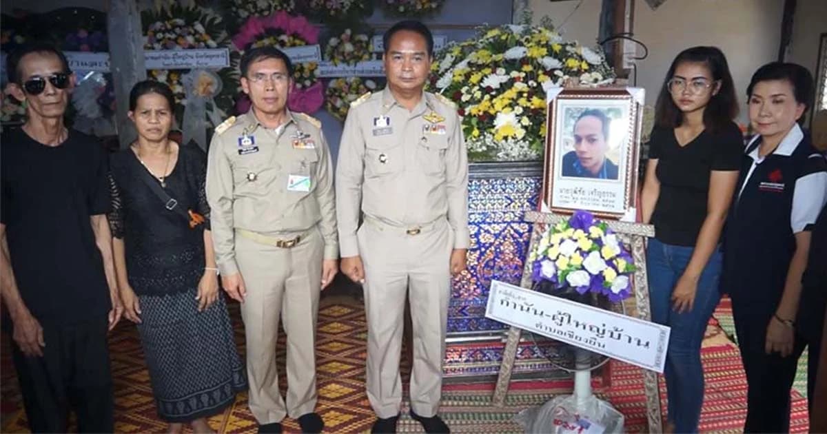 ผวจ.อุดรฯ เคารพศพฮีโร่หนุ่ม ช่วยชีวิตเด็กจมน้ำ ! ภรรยาเผย นาทีที่เห็นสามีจากไปต่อหน้า