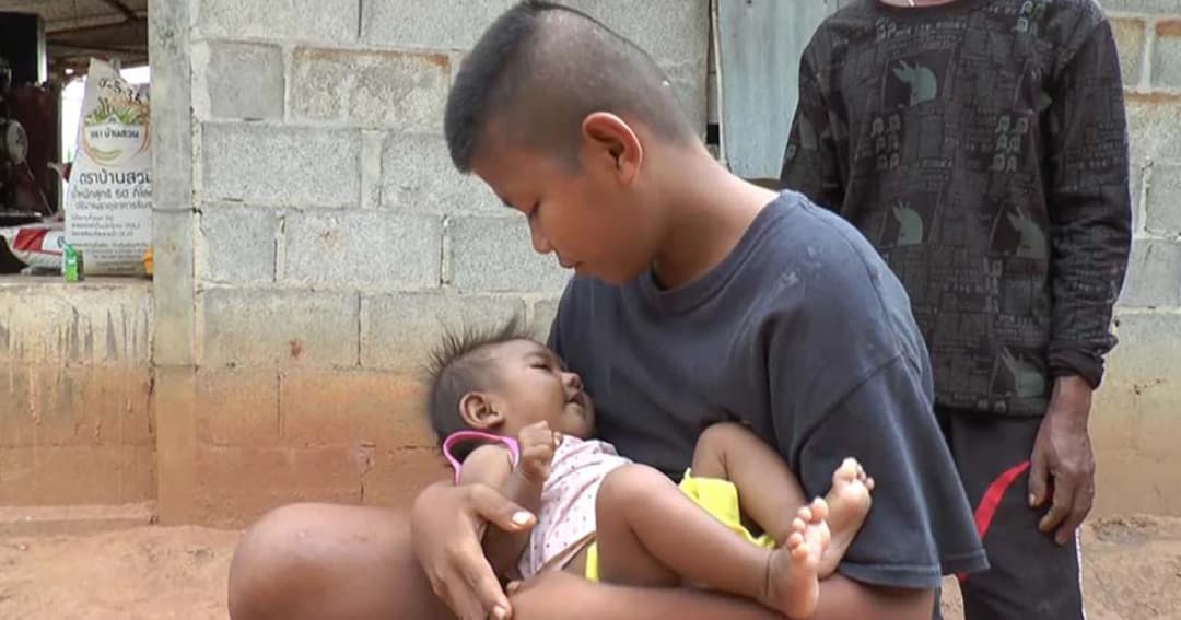 เด็กชายวัย 12 ขอพักการเรียน เพื่อเลี้ยงน้อง 4 คน เผย มีความสุขที่ได้ทำหน้าที่พี่คนโต