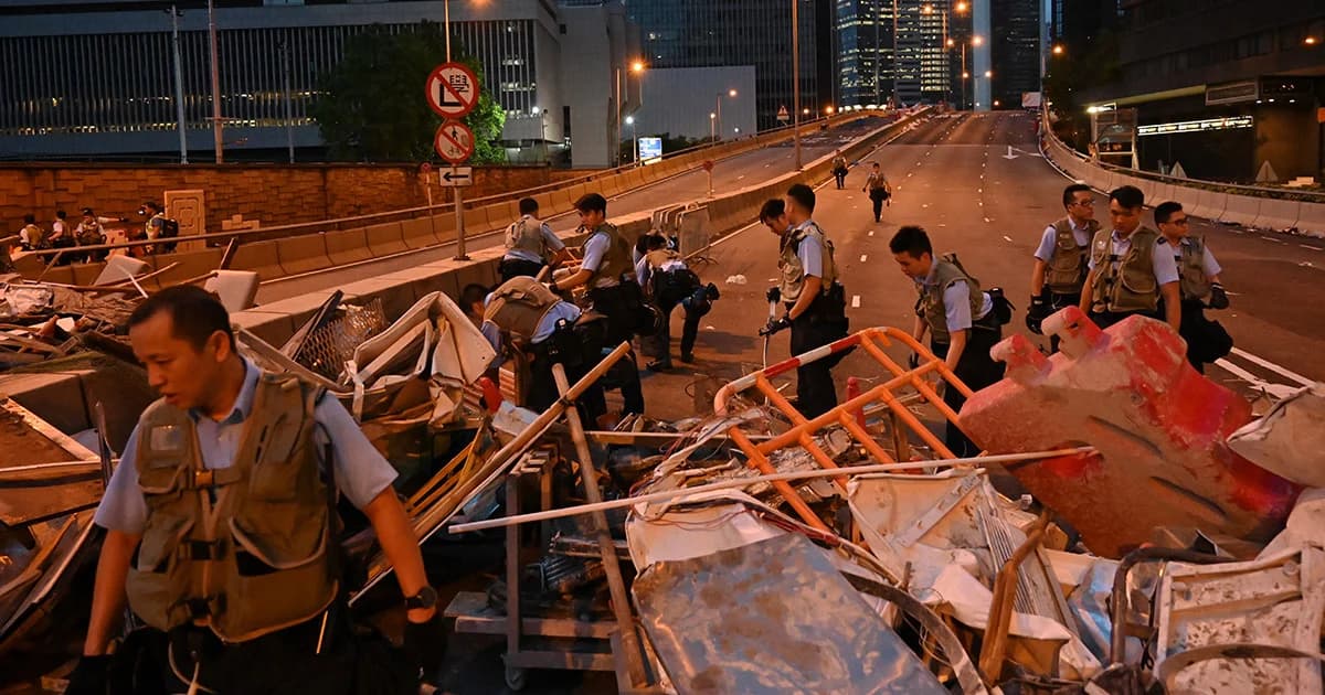 ม็อบฮ่องกงทวีความรุนแรง มีผู้บาดเจ็บกว่า 70 คน และสาหัส 2 ราย
