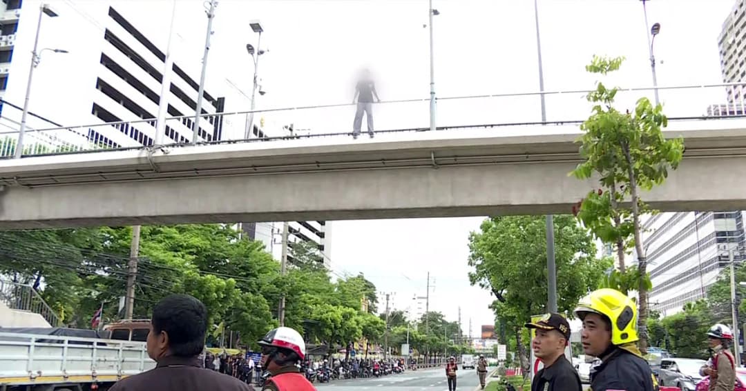 สาวใหญ่คลั่งขู่โดดสะพานลอย ลั่นญาติถูกทำร้ายในคุก