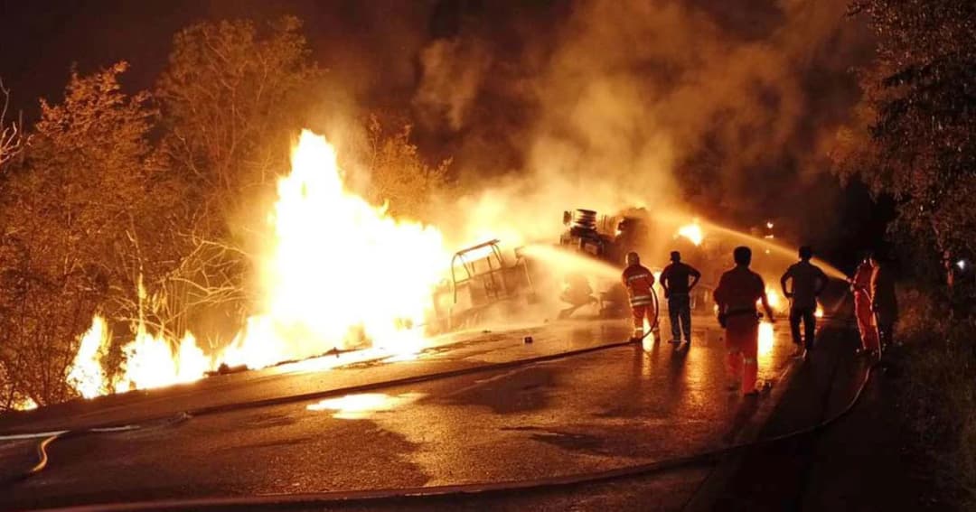 ระทึก! รถบรรทุกเอทานอลกว่า 40,000 ลิตร พลิกคว่ำ ไฟลุกไหม้ท่วมถนนฉะเชิงเทรา