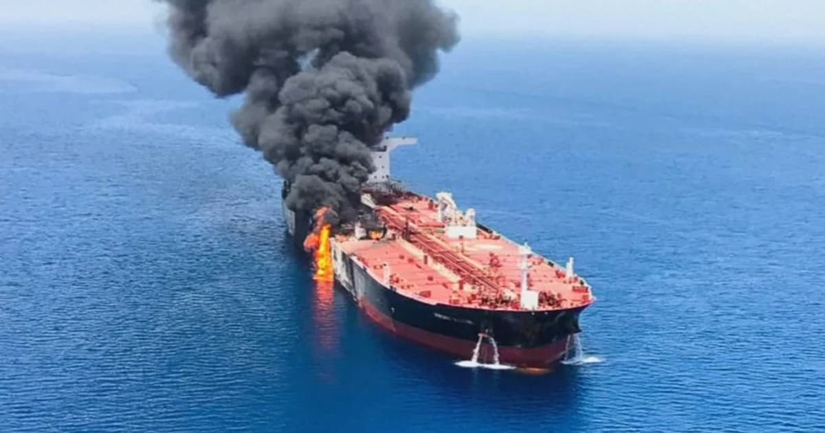 เรือบรรทุกน้ำมัน 2 ลำระเบิด ลูกเรือ 40 ชีวิตหวิดดับ คาดถูกโจมตีกลางอ่าวโอมาน