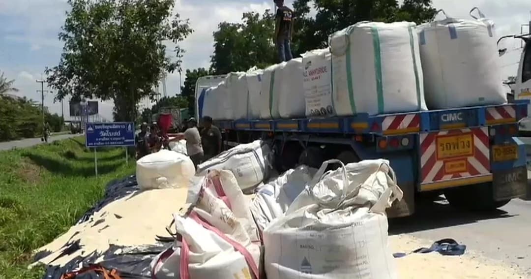 รถบรรทุกข้าว เสียหลักเทกระจาดเต็มถนน