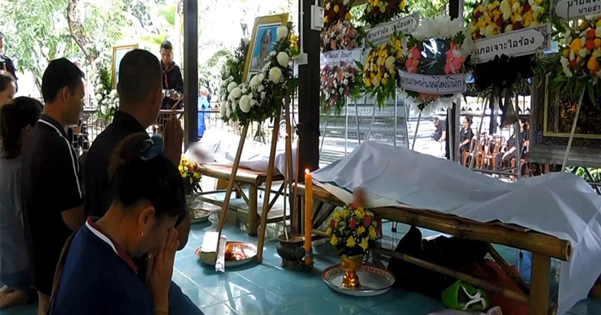 รอง ผวจ.นราธิวาส ร่วมรดน้ำศพ 2 ตายาย ที่ถูกคนร้ายยิงดับ