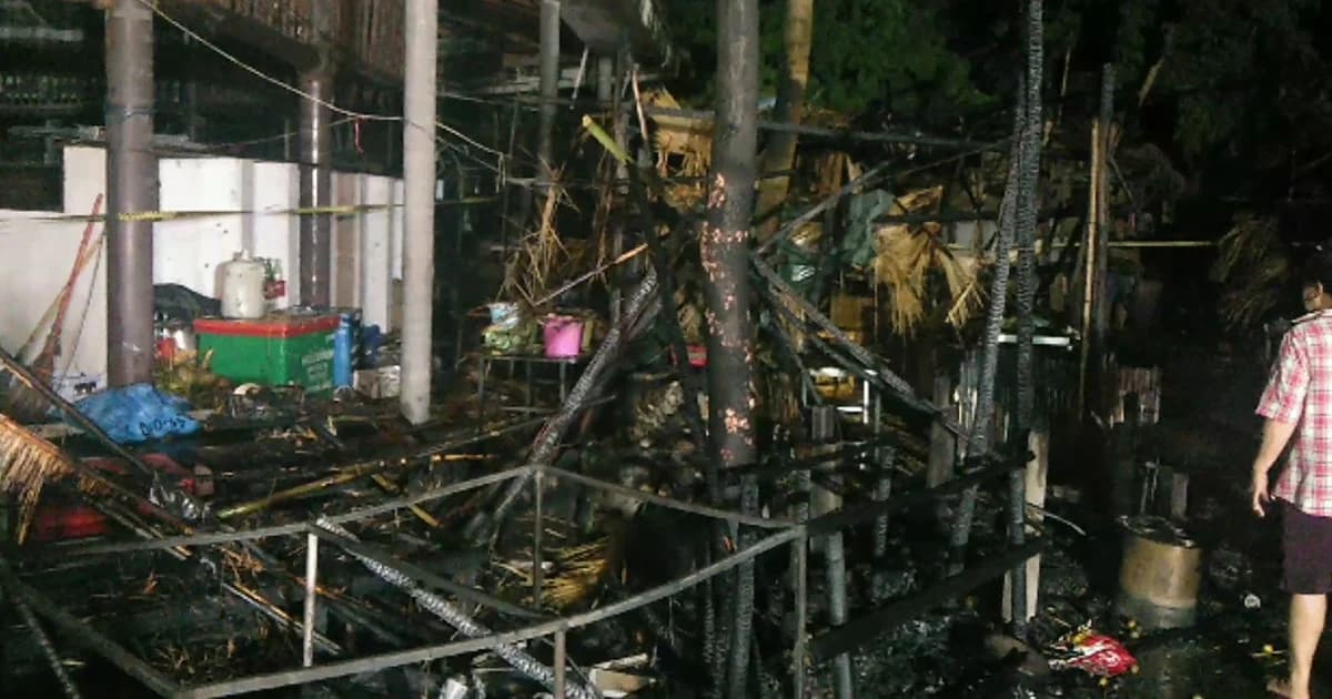 ไฟไหม้ “ตลาดไทยย้อนยุคบ้านระจัน” ชื่อดังสิงห์บุรี เผาวอดกว่า 20 ร้านค้า