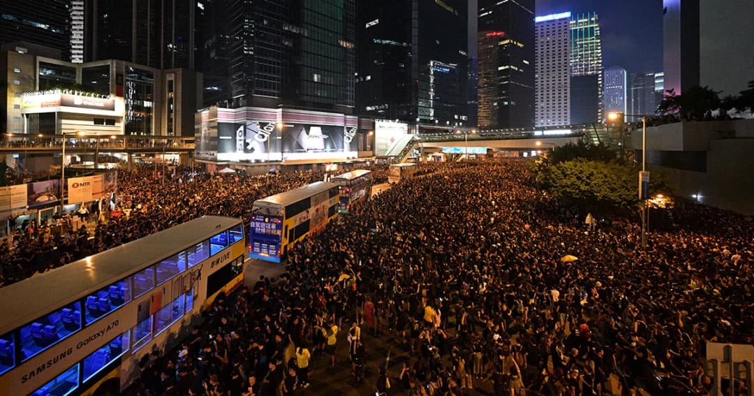 ม็อบฮ่องกงชุมนุมข้ามคืน เรียกร้องให้ผู้ว่าฯ ลาออก พบตายแล้ว 1 เจ็บกว่า 80 ราย