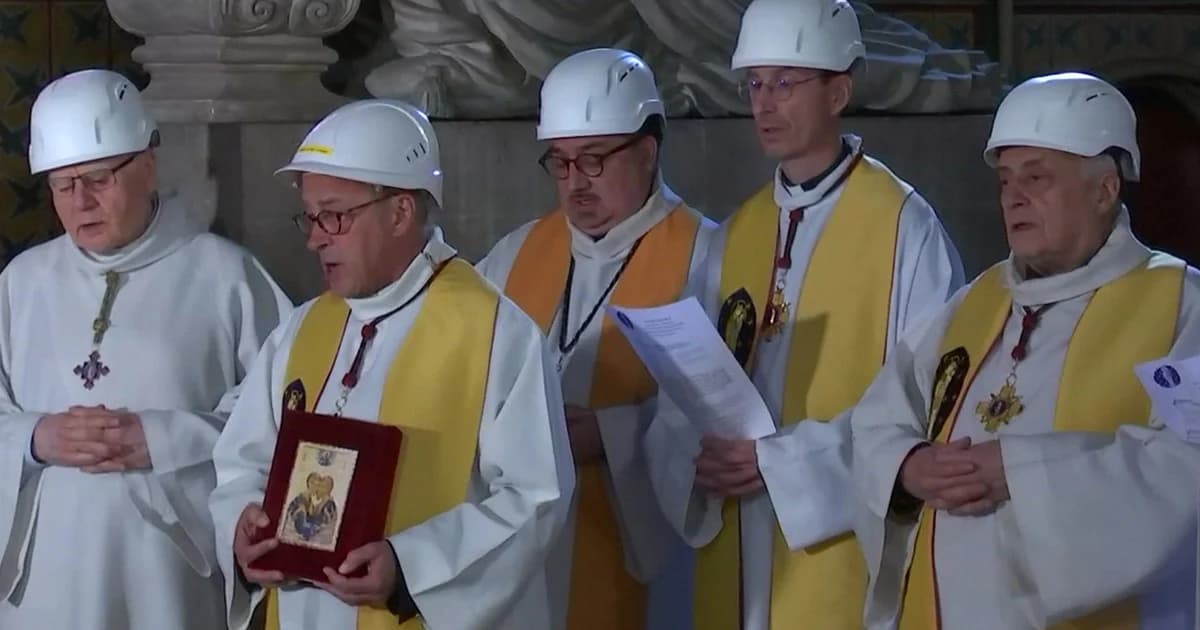 บาทหลวงใส่หมวกนิรภัย สวดบูชาในวิหารนอเทรอดาม