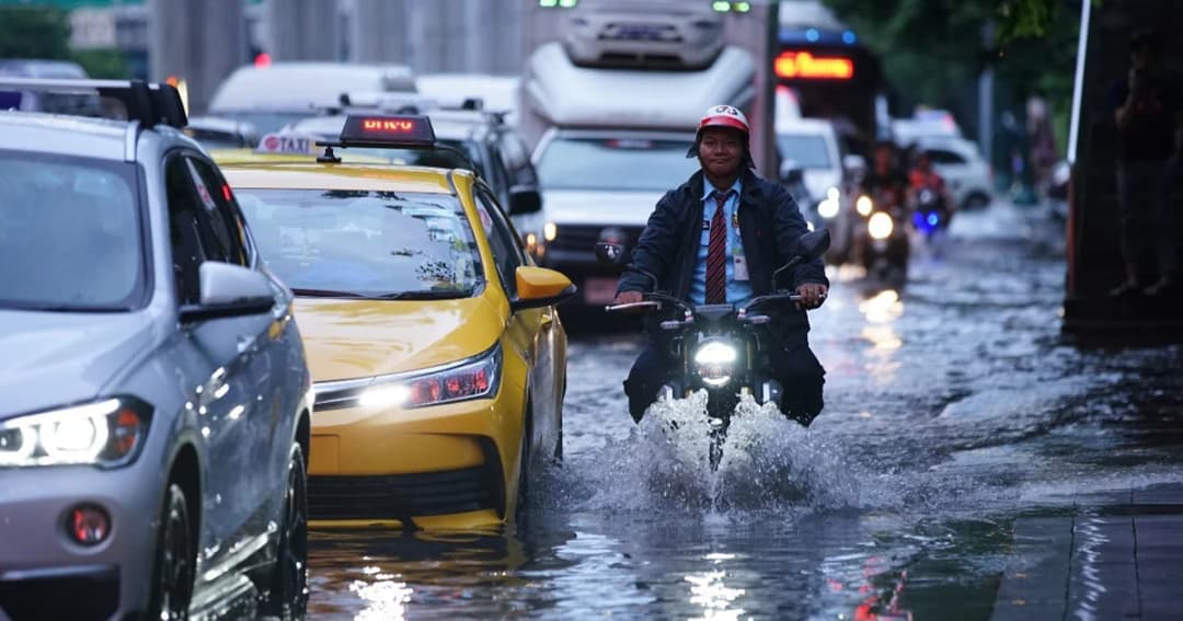 อุตุฯ เตือนอีสาน-ตะวันออก “ระวังน้ำป่าหลาก” กทม. ฝนตกหนักร้อยละ 70 ของพื้นที่