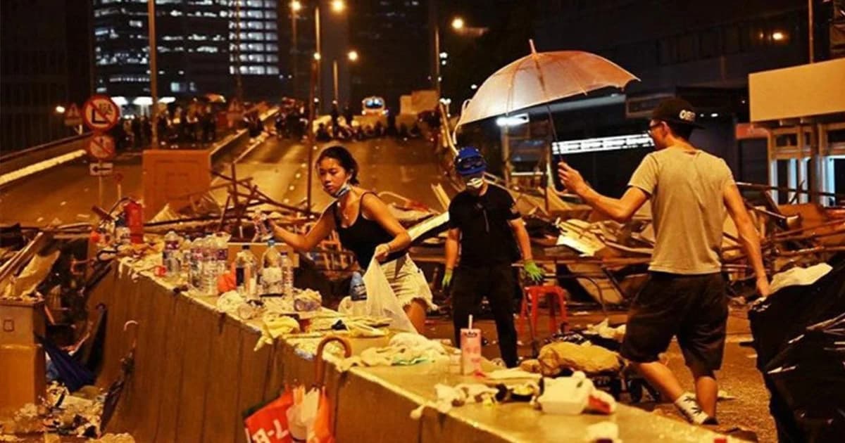 ชาวเน็ตชื่นชมม็อบฮ่องกงช่วยกันเก็บขยะก่อนกลับบ้าน