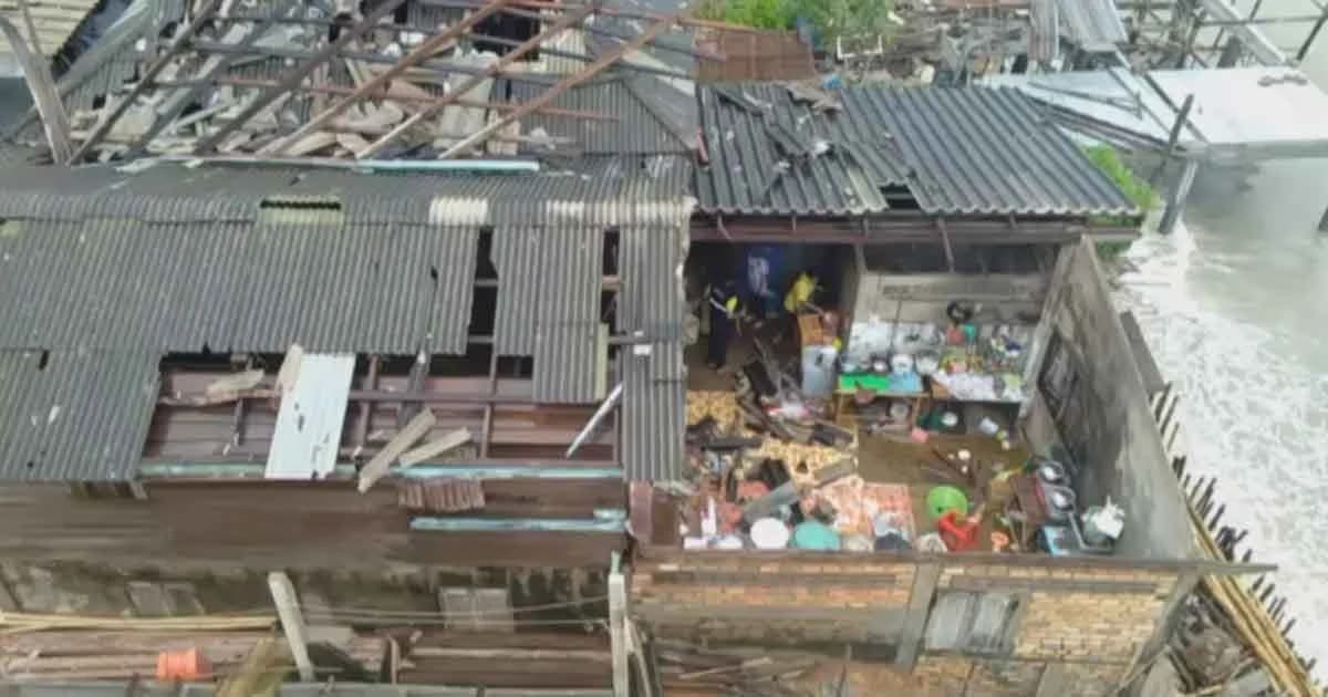 ระทึก! นาทีพายุพัดเข้าฝั่ง จ.สตูล พัดหลังคาบ้านปลิวว่อน