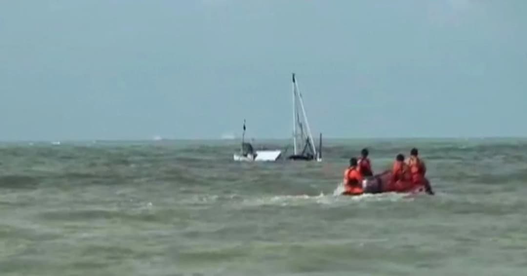 คลื่นซัดเรือข้ามฟาก ล่มกลางทะเลอินโดนีเซีย ตายแล้ว 18 ราย สูญหาย 4 ราย