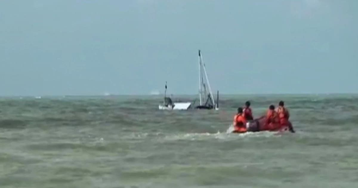 คลื่นซัดเรือข้ามฟาก ล่มกลางทะเลอินโดนีเซีย ตายแล้ว 18 ราย สูญหาย 4 ราย