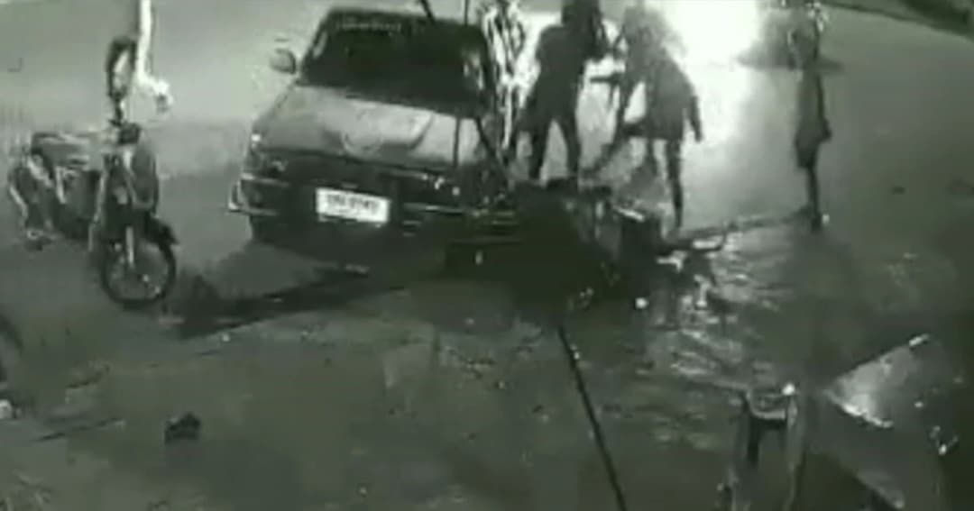 แก๊งโจ๋โหดรุมทำร้ายทอมเจ็บสาหัส เหตุฉุนมองหน้ากันในผับ