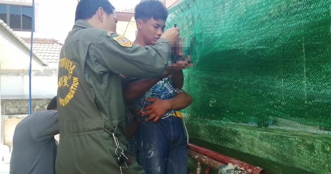 ช่างก่อสร้างขึ้นล้างหลังคา พลาดร่วงเหล็กเสียบมือ