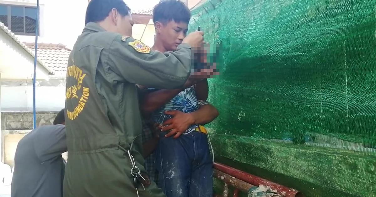 ช่างก่อสร้างขึ้นล้างหลังคา พลาดร่วงเหล็กเสียบมือ