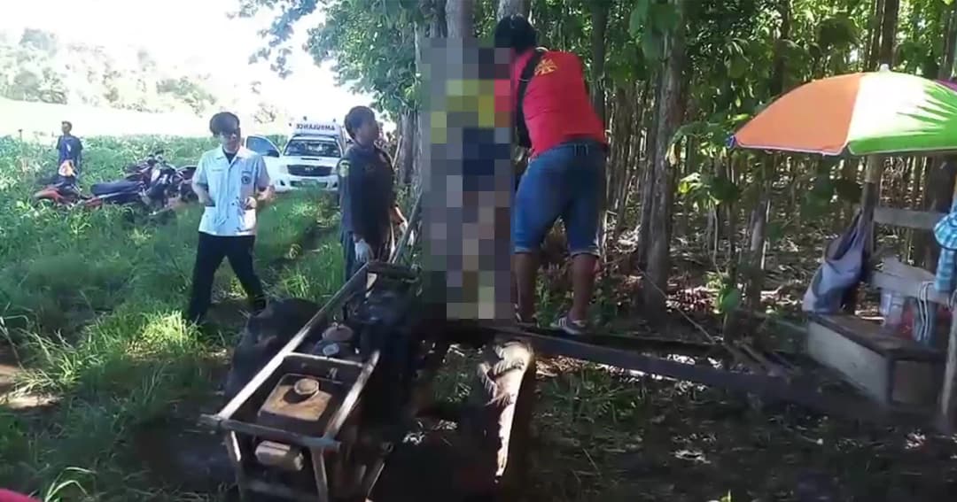 ตาวัย 60 พลาดท่า ถูกรถไถอัดร่างติดต้นสักดับคาที่