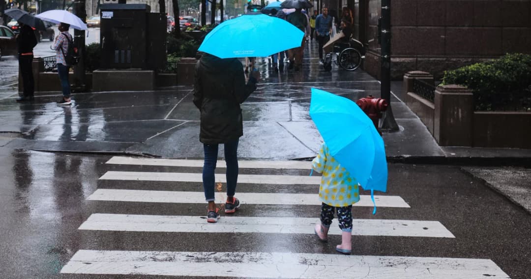 กรมการแพทย์ แนะพ่อแม่ดูแลลูกช่วงหน้าฝน เน้นใส่ใจสุขภาพเป็นพิเศษ