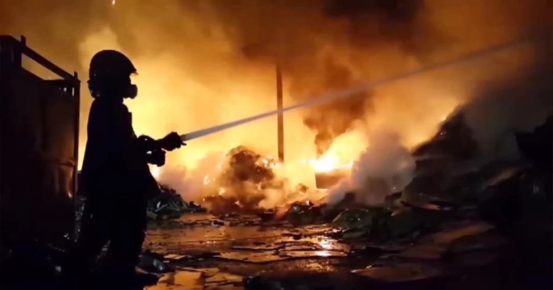 เพลิงไหม้บริษัทรีไซเคิล เสียหายร่วม 5 ล้านบาท