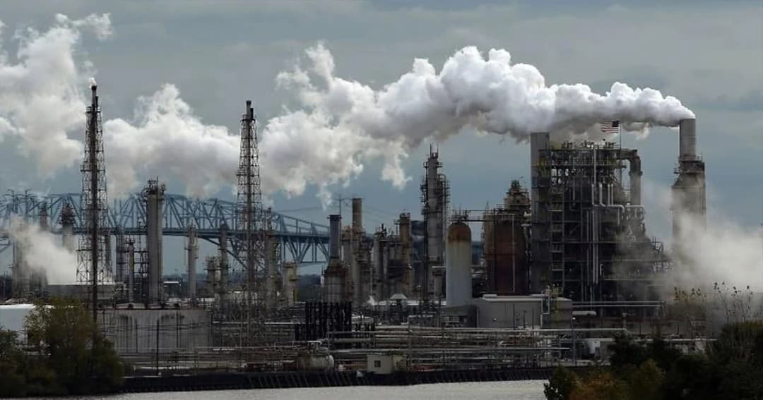 ไฟไหม้โรงกลั่นในสหรัฐฯ เบื้องต้นพบผู้บาดเจ็บ 4 ราย