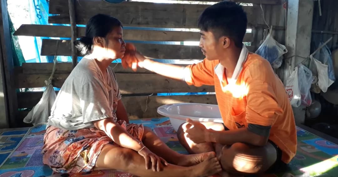 นักเตะกตัญญูประมูลเสื้อแข่ง หาเงินรักษาแม่ป่วยมะเร็งระยะ3