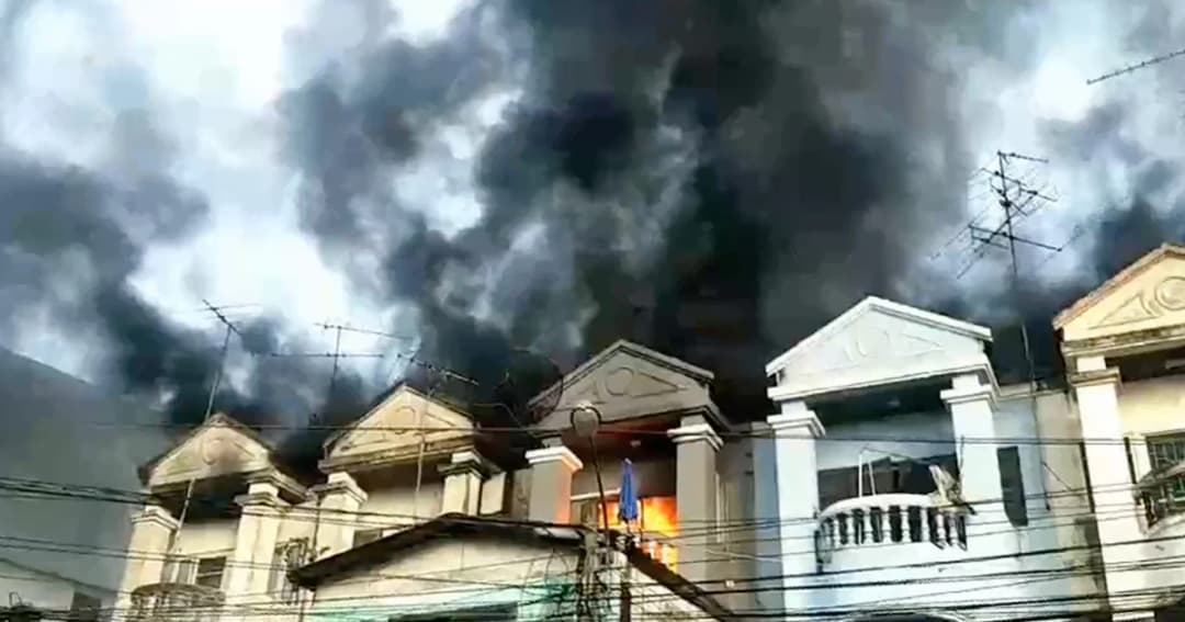 หนีตายวุ่น! ไฟไหม้ทาวน์เฮาส์สูง 3 ชั้น ยายวัย 84 เสียชีวิตคากองเพลิง