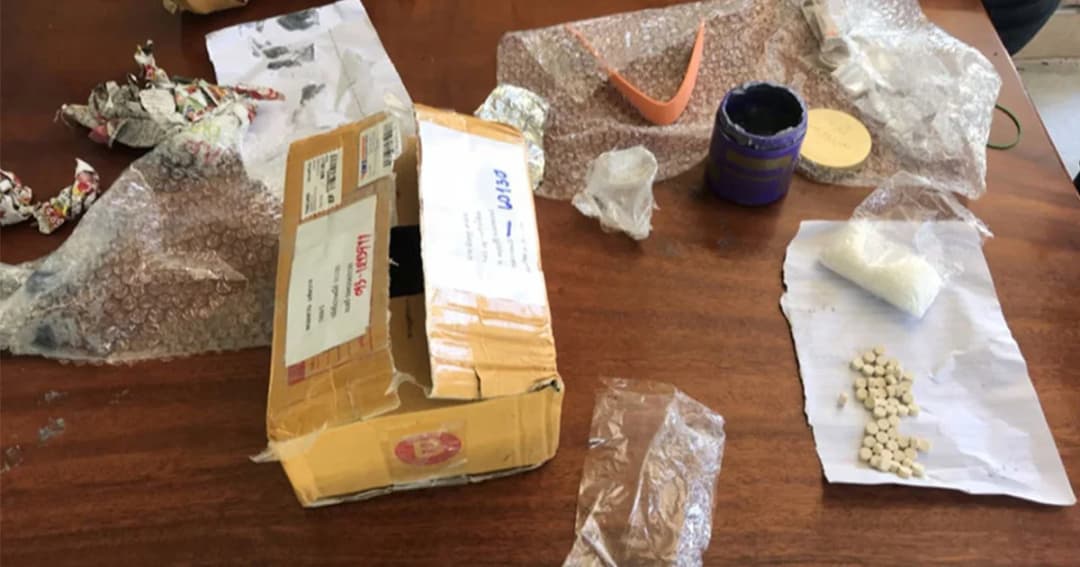 ส่งยาเสพติด ทางไปรษณีย์ ให้สารวัตร ! เเม่เชื่อ ลูกชายถูกกลั่นเเกล้ง