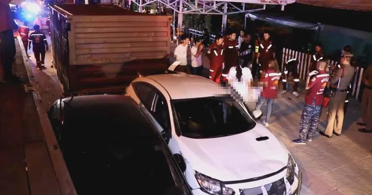 รถพ่วง 22 ล้อเสียหลักทำตู้คอนเทนเนอร์หล่นทับสาวอยุธยาดับสยอง