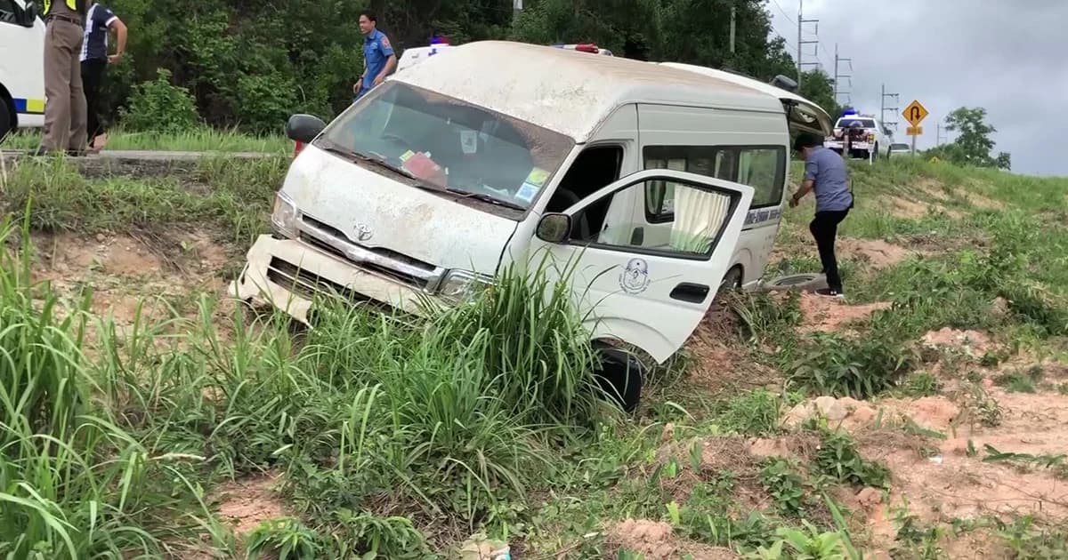 รถตู้โดยสารพุ่งลงข้างทางเจ็บ 10 คน คาดคนขับวูบ