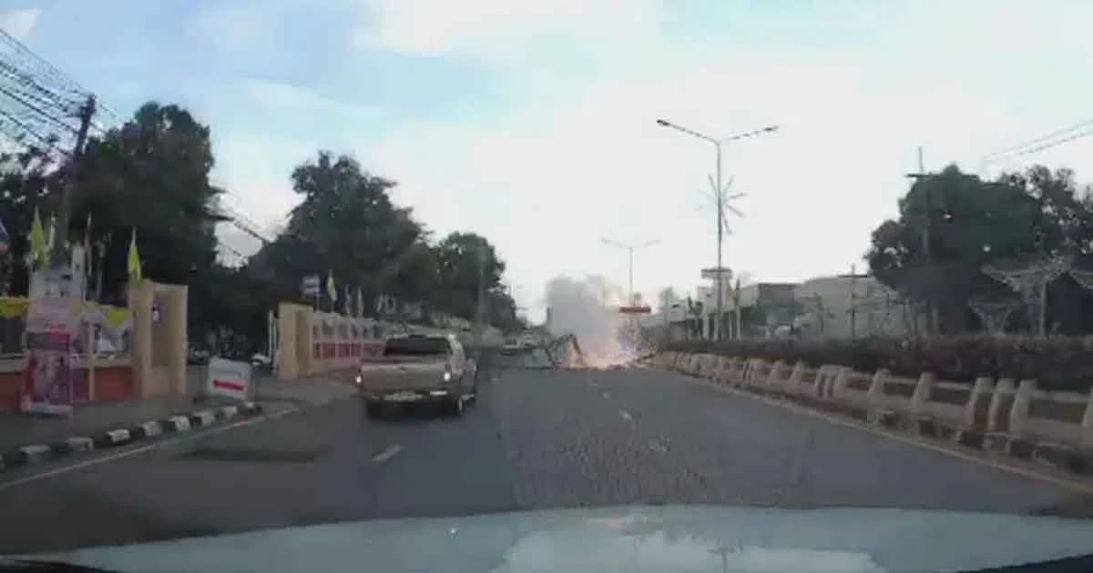 ระทึก! รถพ่วงตู้คอนเทนเนอร์วิ่งเกี่ยวสายเคเบิ้ล ทำเสาไฟฟ้าล้ม ไฟดับทั่วเมืองอุบลฯ