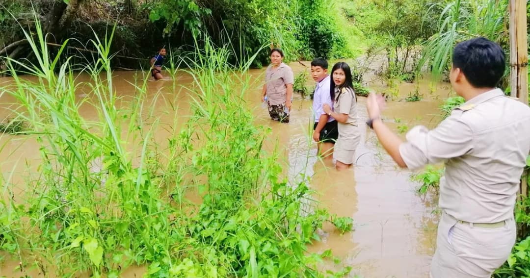 ชื่นชม “ทนงศักดิ์” นร. ม.5 ใจแกร่งเดินฝ่าน้ำไปเรียนหนังสือ ขยันไม่เคยขาดหรือสาย