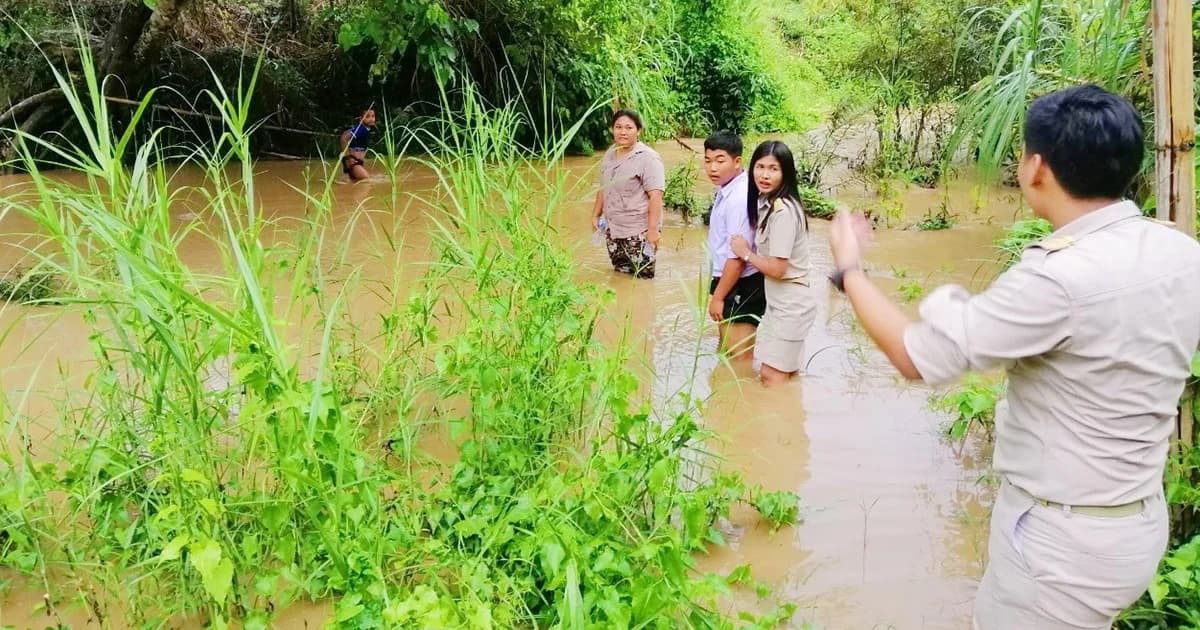 ชื่นชม “ทนงศักดิ์” นร. ม.5 ใจแกร่งเดินฝ่าน้ำไปเรียนหนังสือ ขยันไม่เคยขาดหรือสาย