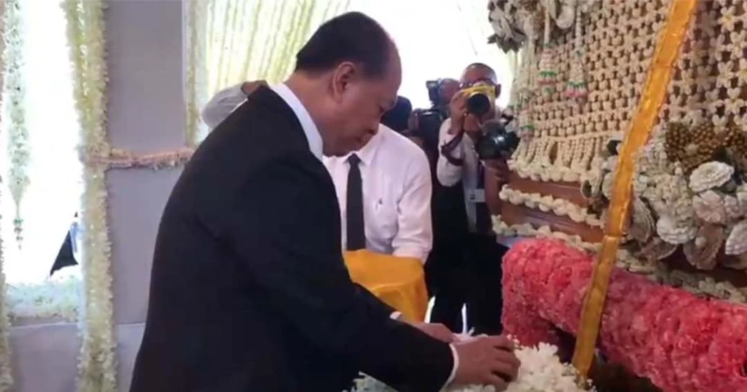 พล.อ.อนุพงษ์ เป็นประธานพิธีฌาปนกิจศพ กำนันเป๊าะ ชาวบ้านนับหมื่นร่วมไว้อาลัย