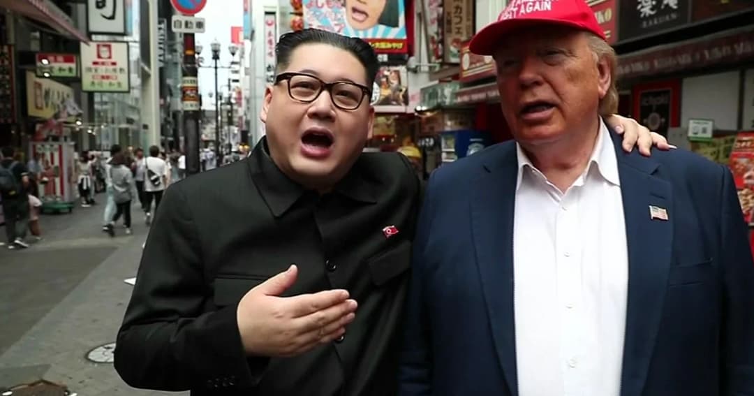 สีสันก่อนประชุมสุดยอดผู้นำ G20 แต่งเลียนแบบ “คิม–ทรัมป์” กอดคอเที่ยวญี่ปุ่น