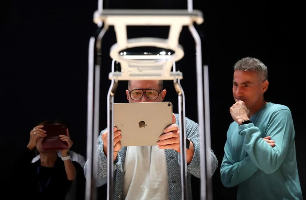 “จอนนี่ ไอฟ์” ลาออกจาก “แอปเปิ้ล” แล้ว นักวิเคราะห์เป็นห่วงแอปเปิ้ลยอดขายดิ่งลงอีก