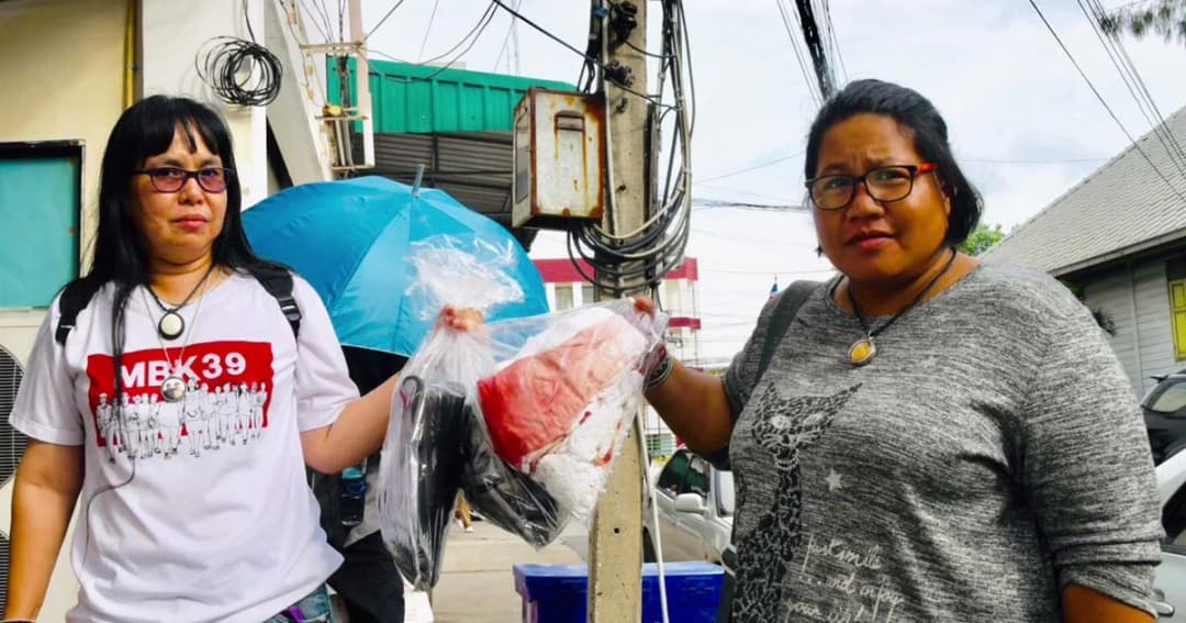 “แม่จ่านิว” ขึ้นโรงพัก หอบเสื้อเปื้อนเลือดแจ้งความแทนลูก